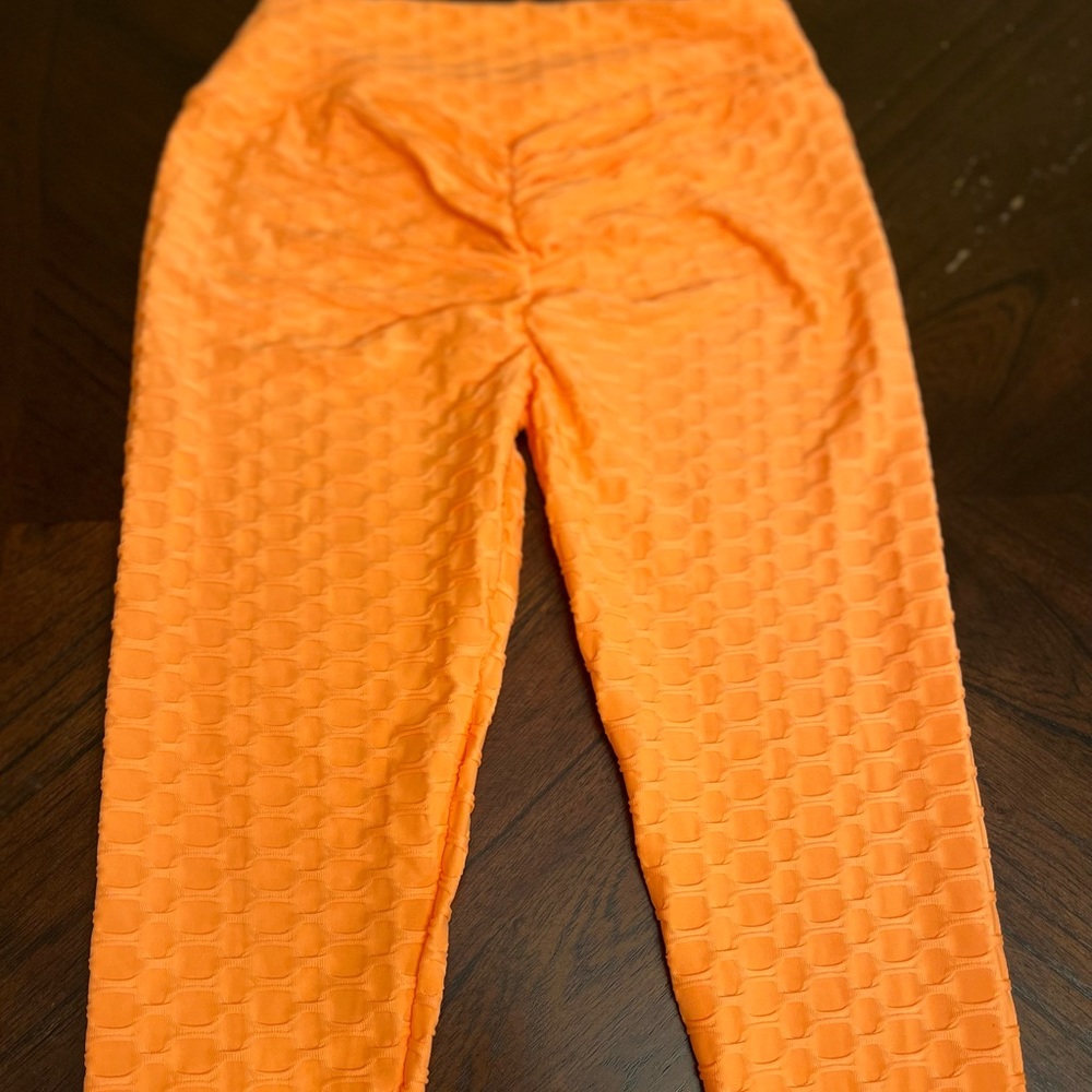 Neon orange, scrunch butt leggings, size M, never worn, AMAZON